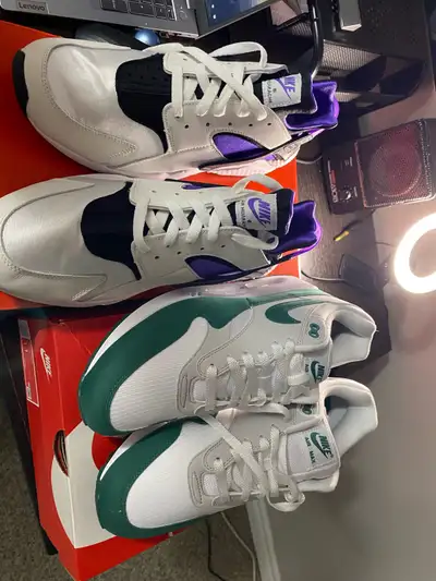 Hi there, just selling a pair of Nike sneakers both brand new inbox huaraches fit very tight so I no...