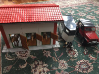 Bruder used horse shelter, trailer and jeep, figures and horses!