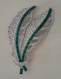 Vintage clear & green crystal detailed Feather Leaf brooch pin