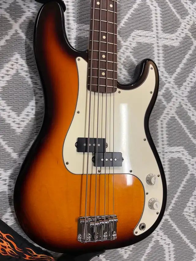Bass Guitar in Guitars in Edmonton - Image 4