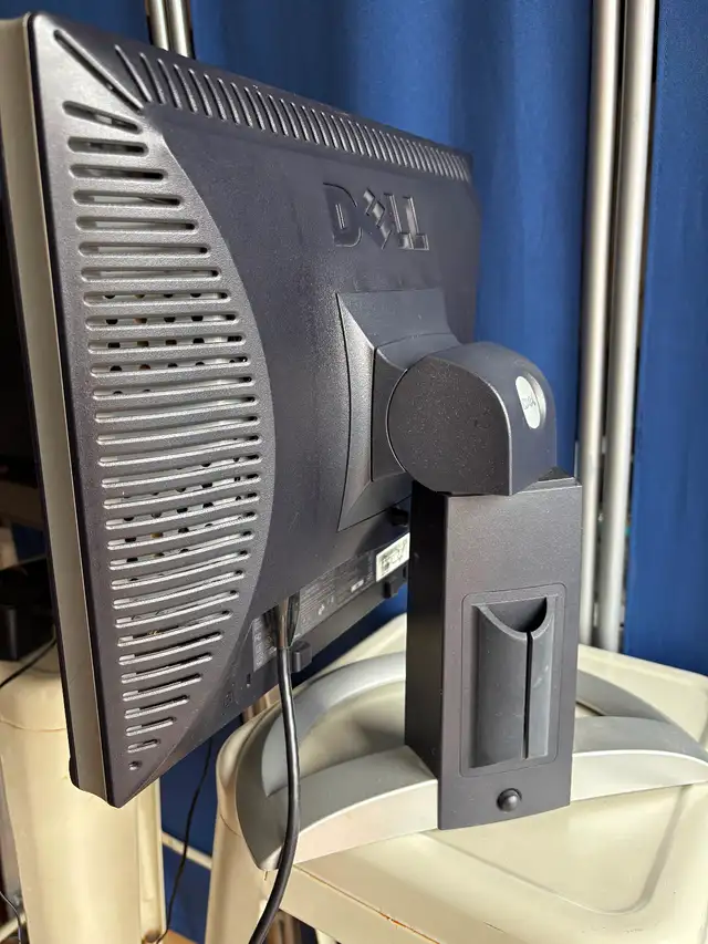 Dell 17” UltraSharp 1704FPTt 1280x1024 LCD Flat Panel Monitor$70 in Monitors in Oakville / Halton Region - Image 7