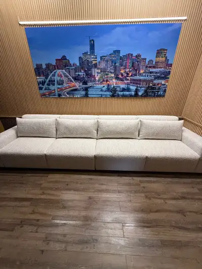 This Ivory Zyllah Sherpa 4 seat sofa is brand new with no damages. Super long, Super comfortable and...