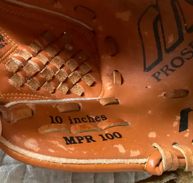 VINTAGE MIZUNO PROSPECT YOUTH BASEBALL CATCHER'S MITT GLOVE in Baseball & Softball in St. Catharines - Image 6