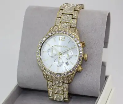 Mettez en valeur votre garde-robe avec la montre Michael Kors Layton Gold Crystals Glitz Pave, un aj...