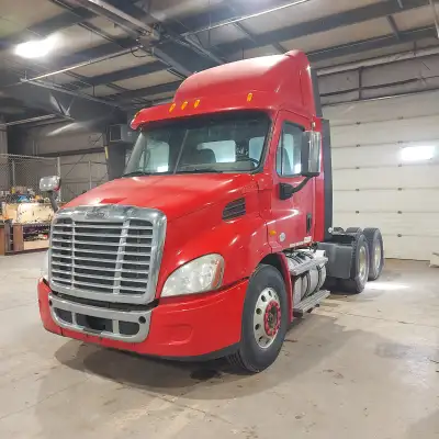 2014 Freightliner Day Cab Selling as inoperable Very clean truck all over Cummins engine Auto 1.3 mi...