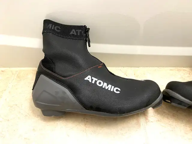 Atomic Cross Country Ski Boots Size 38 2/3 Eur Bottes de Ski in Ski in City of Montréal - Image 3