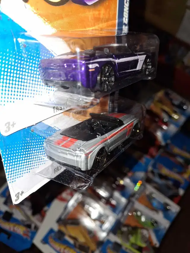 Camaro Convertible Concept Hot Wheels FTE 2011 lot of 2 in Toys & Games in Guelph - Image 5