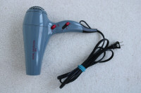 Vidal Sassoon hair dryer with air concentrator attachment