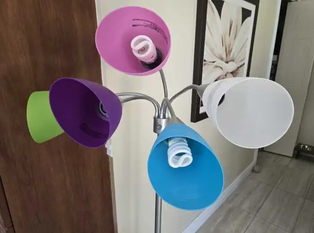 Lampe sur pied pour enfants in Indoor Lighting & Fans in Laval / North Shore - Image 5