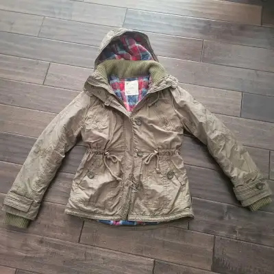 This is a used American Eagle jacket, perfect for transitioning between seasons. It features a butto...
