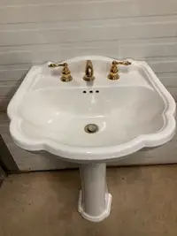 Bathroom pedestal sink