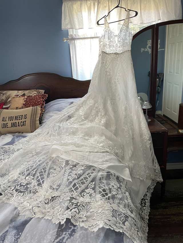 Stunning Wedding Gown  in Wedding in Thunder Bay - Image 2