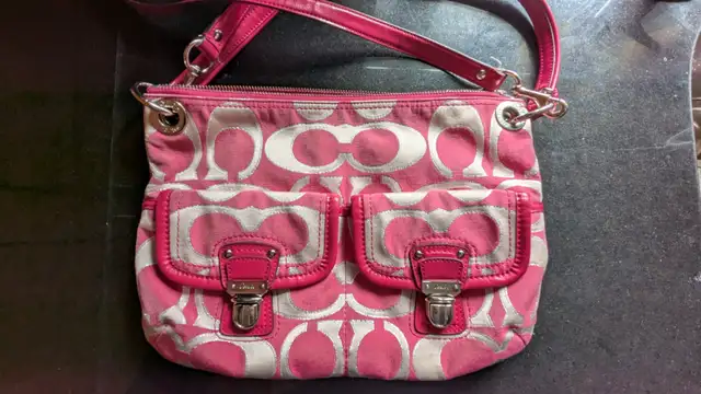 Genuine Coach Purse in Excellent Condition62864744679427121