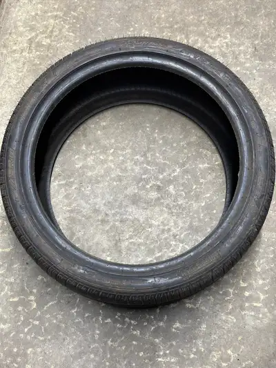 255/35R19: 1 Pirelli tire (70% thread)