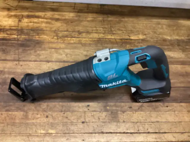MAKITA LXT 18v BRUSHLESS 2 - SPEED SAWZALL and 4.0 AH BATTERY in Power Tools in Barrie - Image 6