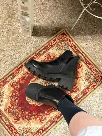 Black boots , View more