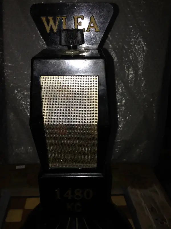 VINTAGE BAKELITE WLEA 1480 KC MIKE-RADIO UNIVERSAL PUBLICIZERS in Arts & Collectibles in Mississauga / Peel Region - Image 3