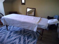MASTER EQUIVALENT- Massage Table and linens
