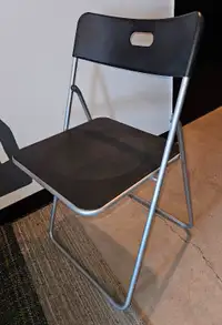 2 chaises pliantes noires en plastique