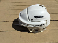 Casque d'hockey Bauer blanc ajustable, gr. small enfant, 10$