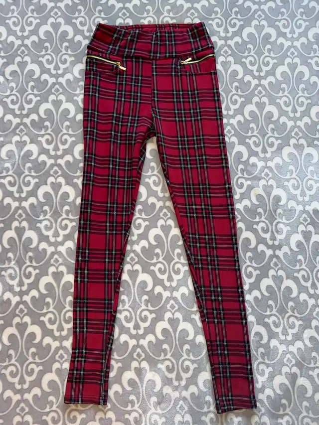 Streetwear Society Women’s Red Checkered Leggings in Women's - Bottoms in Oshawa / Durham Region - Image 2