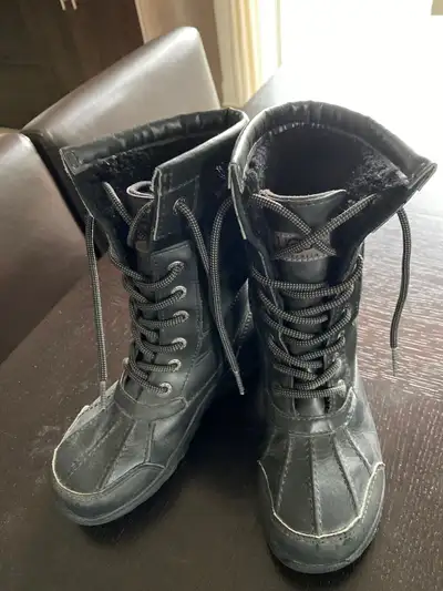 Botte d’hiver UGG, de couleur noire, unisexe, grandeur 2, valeur de 160$ + tx