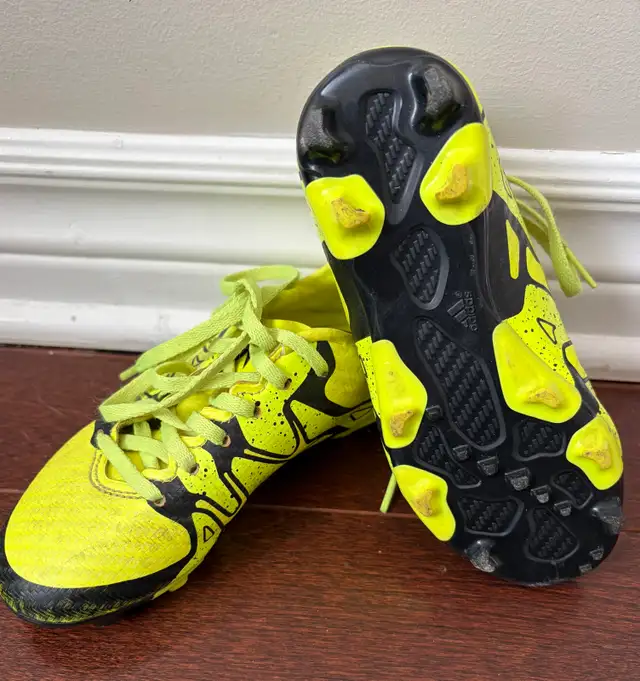 soccer shoes - kids size 10.5 in Soccer in Ottawa - Image 2