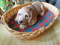 VINTAGE ! SANDICAST DOGS IN WICKER BED BASKET