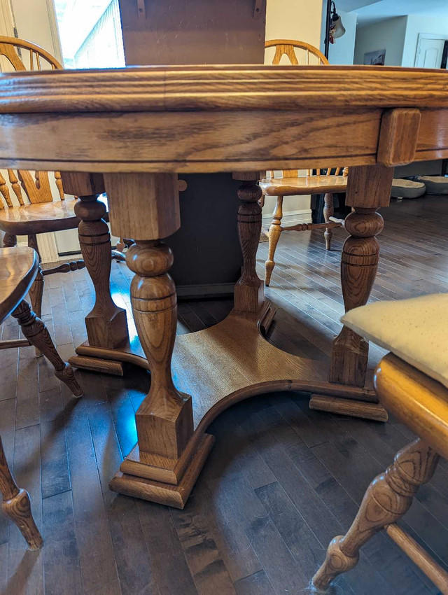 Solid Oak table with leaf & six chairs   in Dining Tables & Sets in Saint John - Image 3