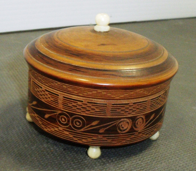 SMALL VINTAGE WOODEN JEWELRY BOX in Arts & Collectibles in Lethbridge - Image 2