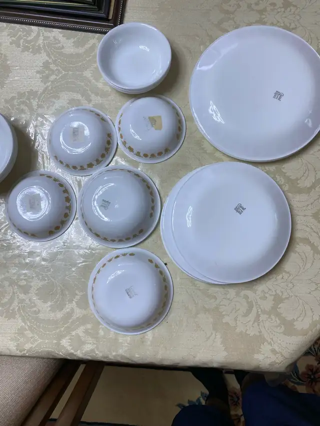 CorningWare Dinnerware Set in Kitchen & Dining Wares in Mississauga / Peel Region - Image 3