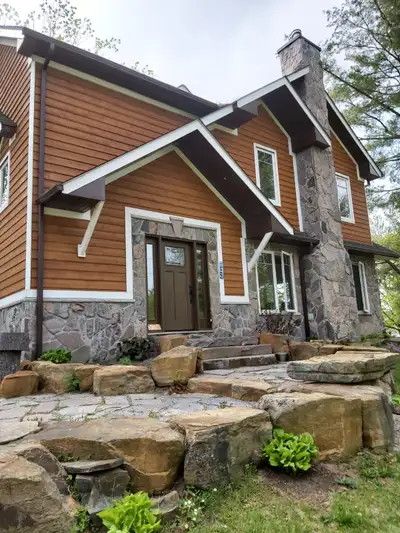 1000 FEET waterfront !! Nice and cozy ! Swimming , fishing and lot of activities !! 2 canoes , paddl...