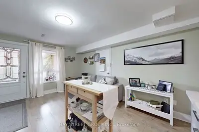 Very cozy, nice, well-renovated in Thornhill, it is a unique and above-ground unit like a first floo...