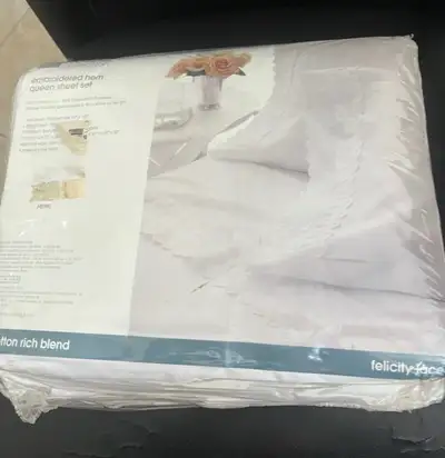 Queen sheets set new in box 25$