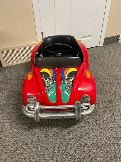 Relive the nostalgia with this vintage Volkswagen Beetle pedal car! This charming ride-on toy featur...