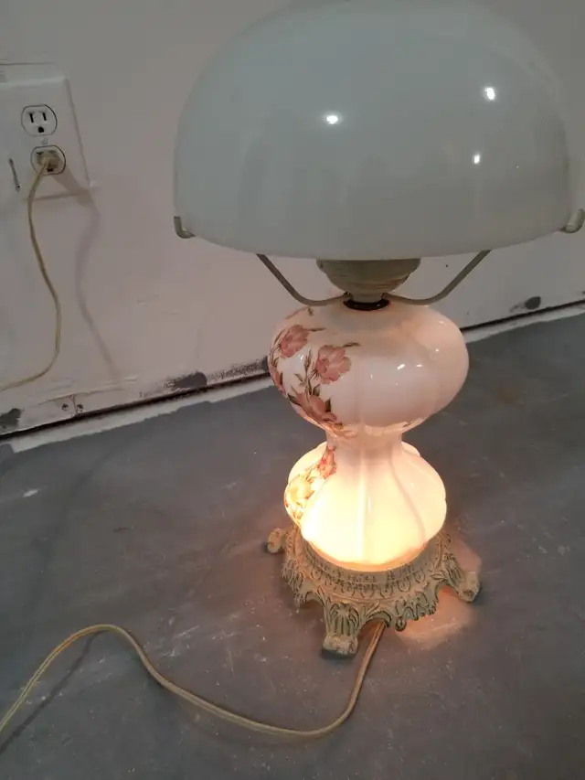 Table lamp in Indoor Lighting & Fans in Markham / York Region - Image 3