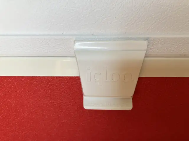 Vintage Red and White Igloo Coca Cola 25 Quart Cooler in Fishing, Camping & Outdoors in City of Montréal - Image 3