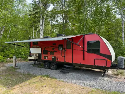 Roulotte 28 pieds Winnebago 2017 à vendre. Très propre, aucune réparation à effectuer. Elle est prés...