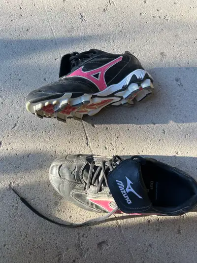women’s softball cleats, View more