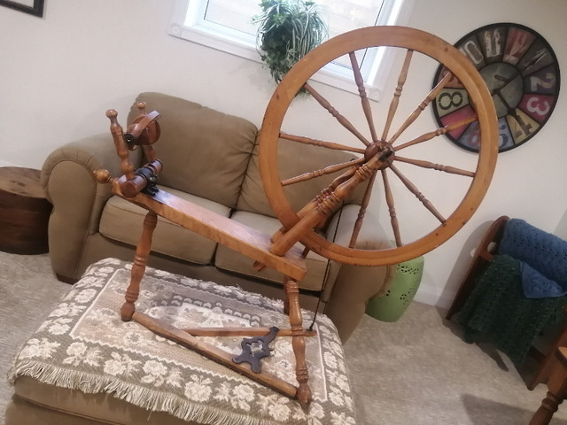 Antique Spinning Wheel in Arts & Collectibles in Kawartha Lakes