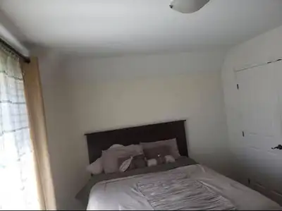 Grande chambre a louer dans maison a chateauguay. $700/ mois Chambre meublée avec lit, placards et r...