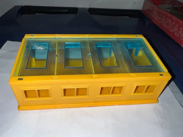 VINTAGE CORGI JUNIORS MULTI GARAGE PLASTIC in Arts & Collectibles in Mississauga / Peel Region - Image 5