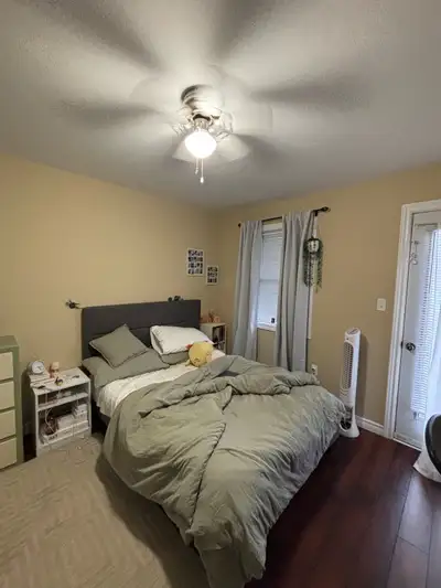 Room for rent in a 2-bedroom apartment in Stratford just nearby the townhall. $800/monthly includes...