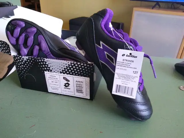 soulier de soccer fille Lotto in Women's - Shoes in City of Montréal - Image 2