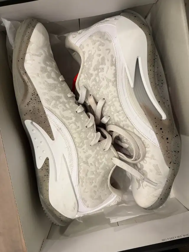 Jordan Zion 3 sz 10.5 in Men's Shoes in City of Toronto - Image 2