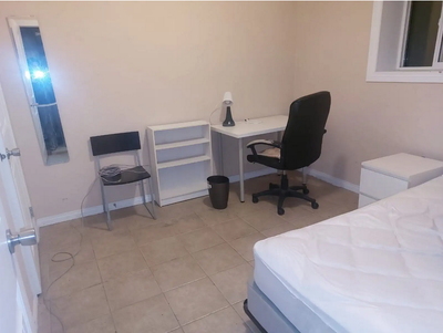 2 rooms available in Capitol Hill within 5 min walking range to the University of Calgary. 15 min tr...