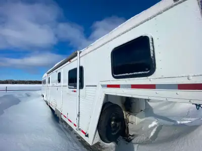 Remorque à chevaux , 3 , super espace habitable, on le traîne avec un Ram 2500