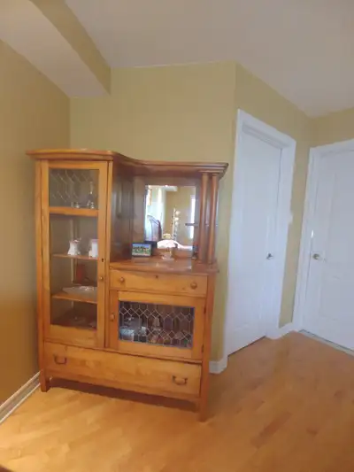 armoire vitrée cuisine érable circa 1880, View more