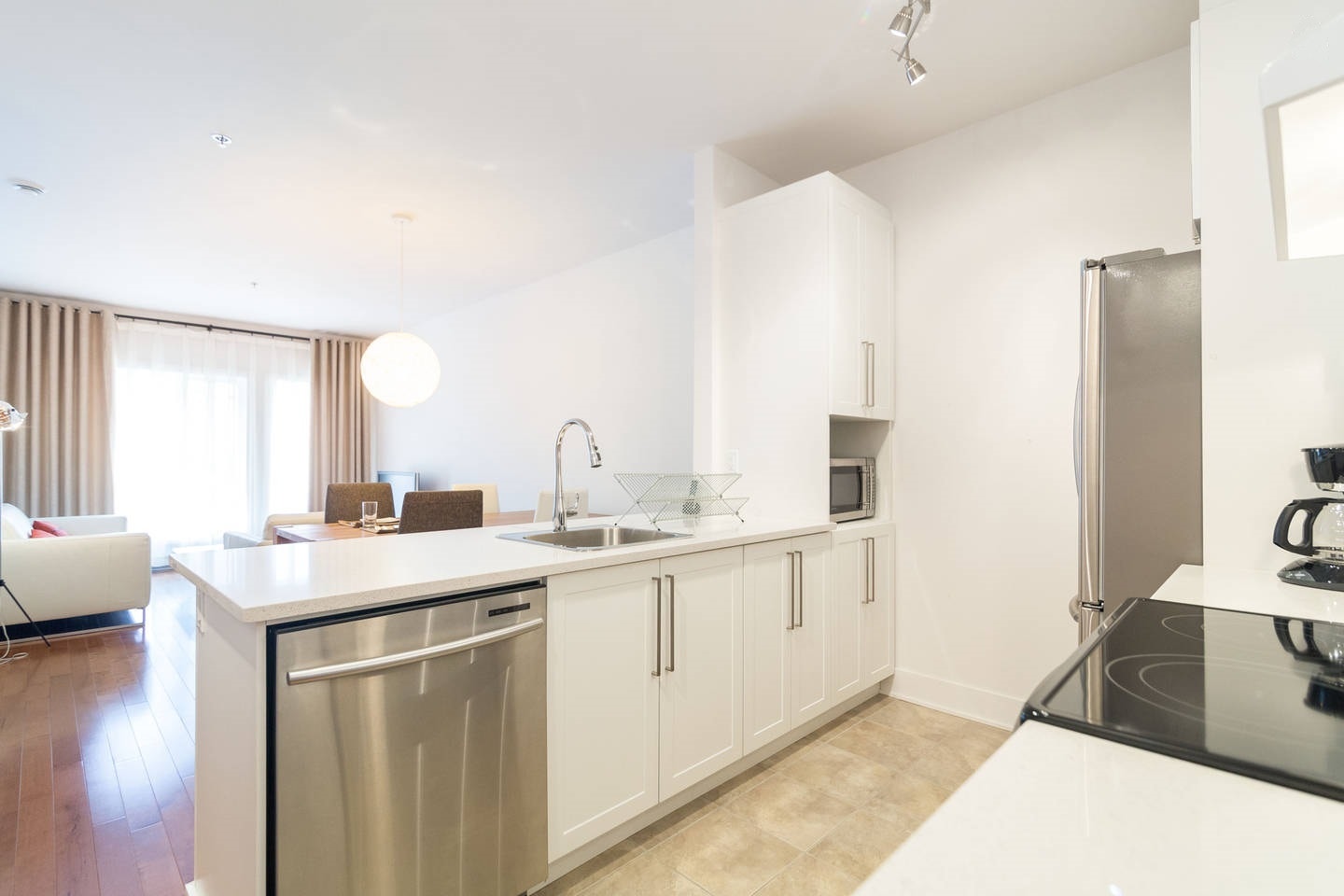 Spacious Fully Furnished and All Inclusive OLD Montreal Condo — photo 2