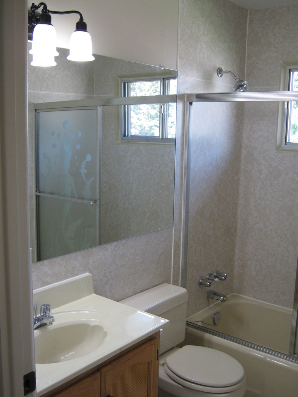 House for Rent on Clarence Ave South 3 Bedroom Main Floor 5